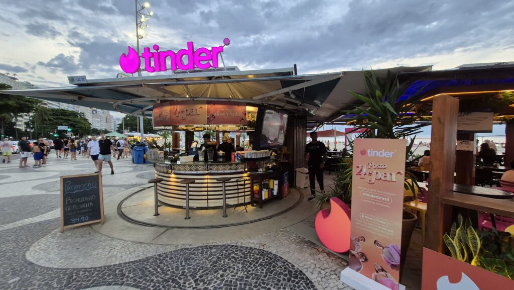 Publicidade em quiosques: como as marcas estão criando experiências na orla do Rio 5